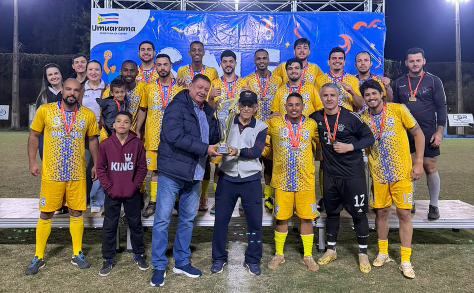 Jogadores do Harmonia Clube de Campo recebem o troféu dos Jogos de Inverno Intersociedades de Umuarama 2026