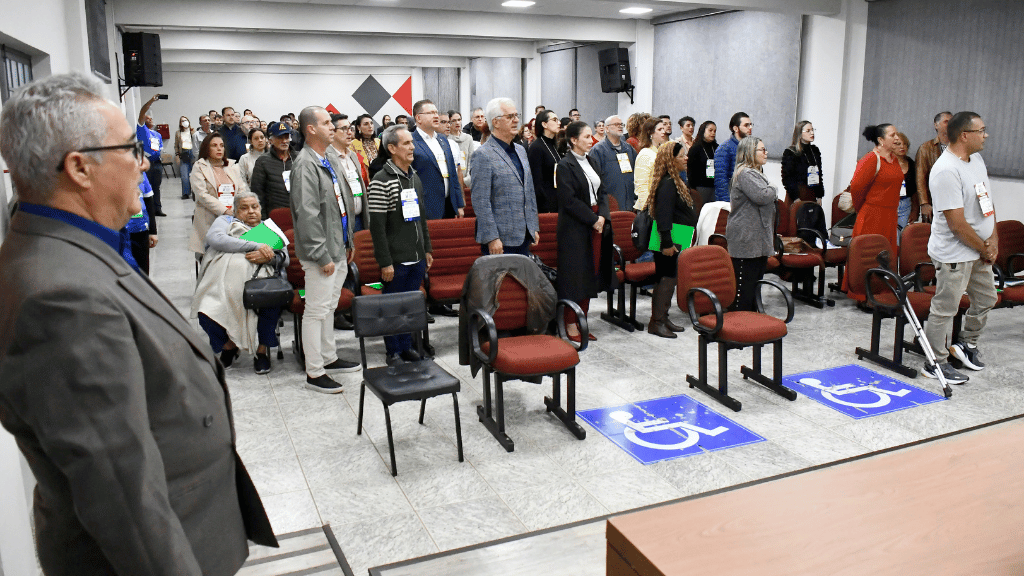 Conferência Municipal de Saúde reúne comunidade para discutir avanços e desafios do SUS em Umuarama Participantes da Conferência Municipal de Saúde durante debates sobre o fortalecimento do SUS em Umuarama.