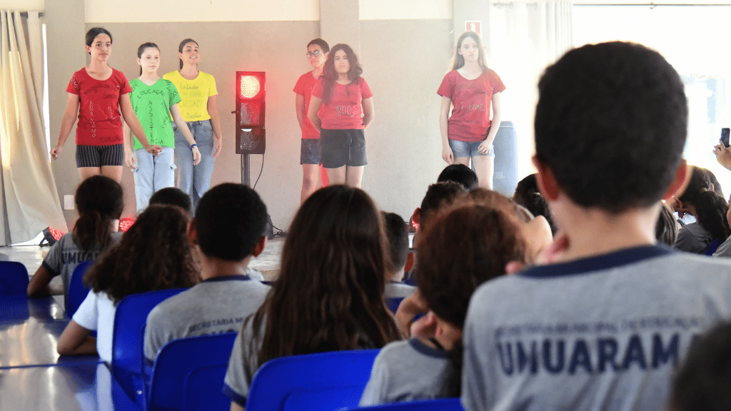 Apresentação da peça "Três Cores", do Centro da Juventude de Umuarama, sobre o combate ao trabalho infantil.