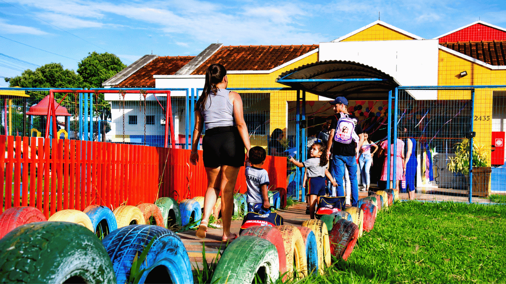 Crianças chegam a um Centro Municipal de Educação Infantil durante o período de matrículas em Umuarama.