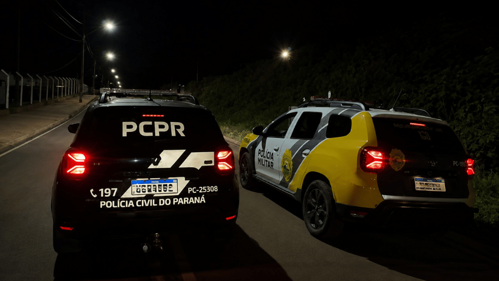 Policiais civis e militares durante cumprimento de mandado da Operação Fio Cortado em Icaraíma.