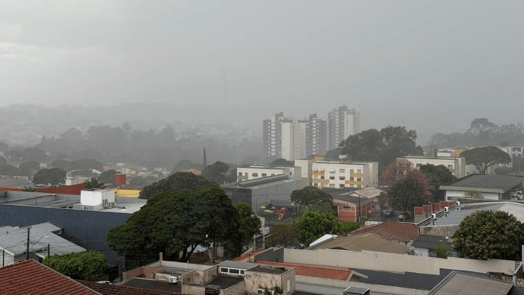 Granizo registrado durante tempestade na tarde desta quarta-feira em Umuarama.