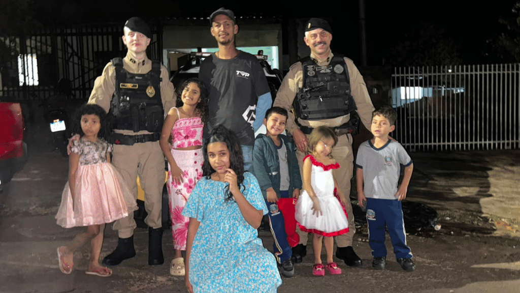 Policiais militares participam da festa de aniversário da menina Valentina em Umuarama.