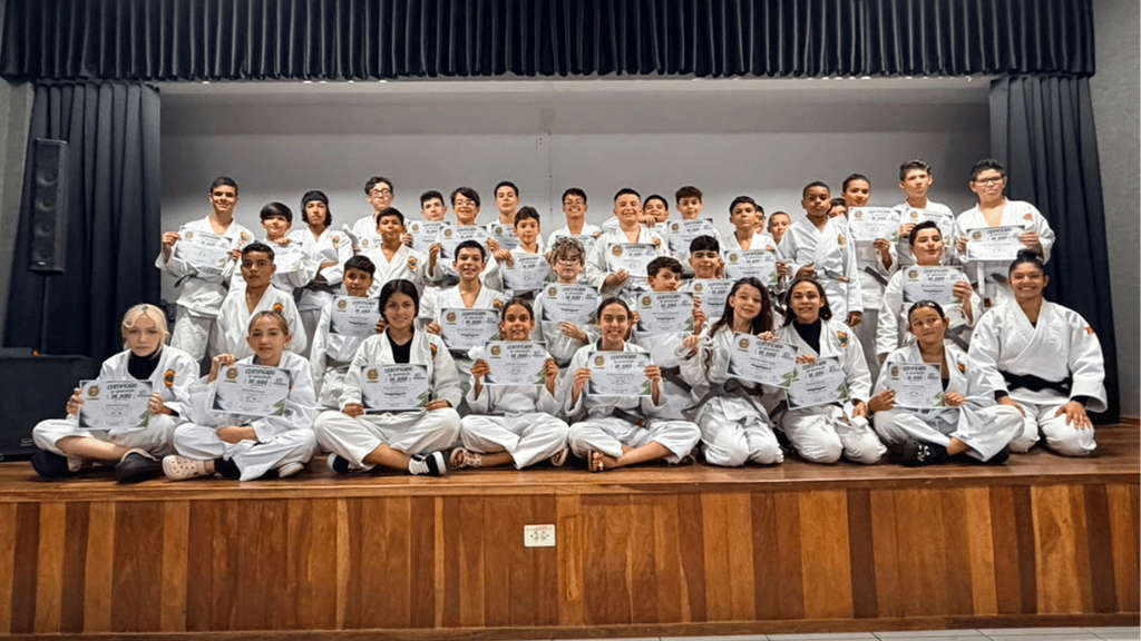 Alunos do CEJU Judô Umuarama durante cerimônia de graduação das novas faixas