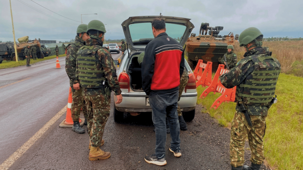 Agentes durante fiscalização da Operação Ágata em rodovia de Umuarama.