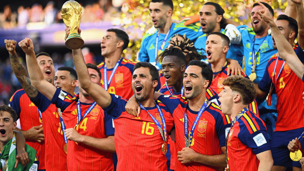 Jogadores da Espanha campeã da Copa de 2026 comemoram o título após vitória sobre a Argentina