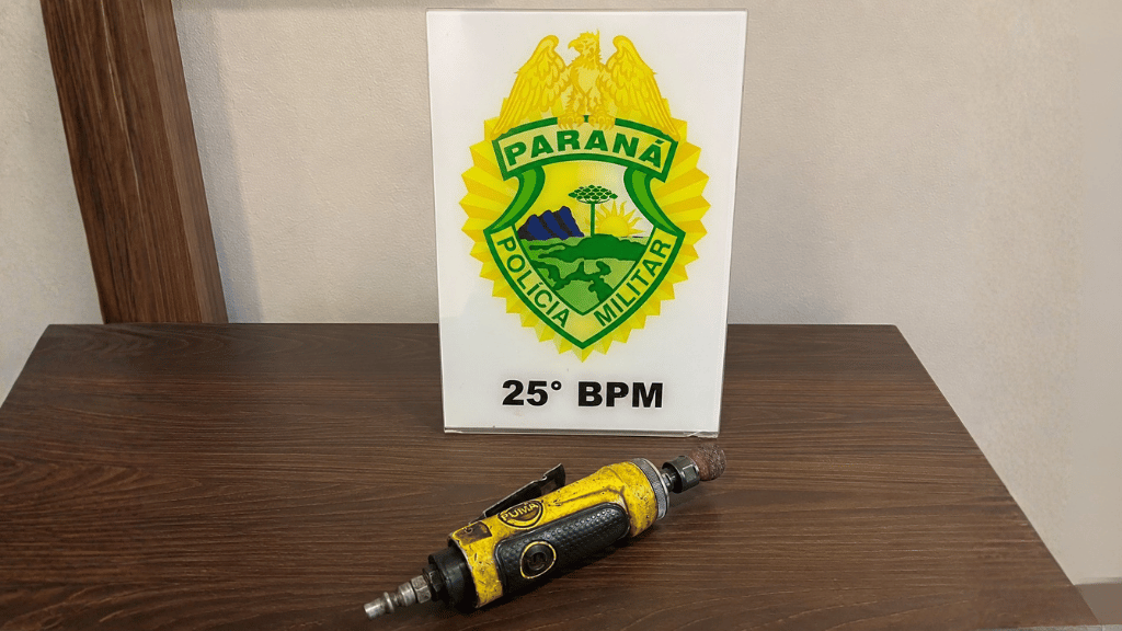 Viatura da Polícia Militar durante atendimento de ocorrência de furto em Umuarama.