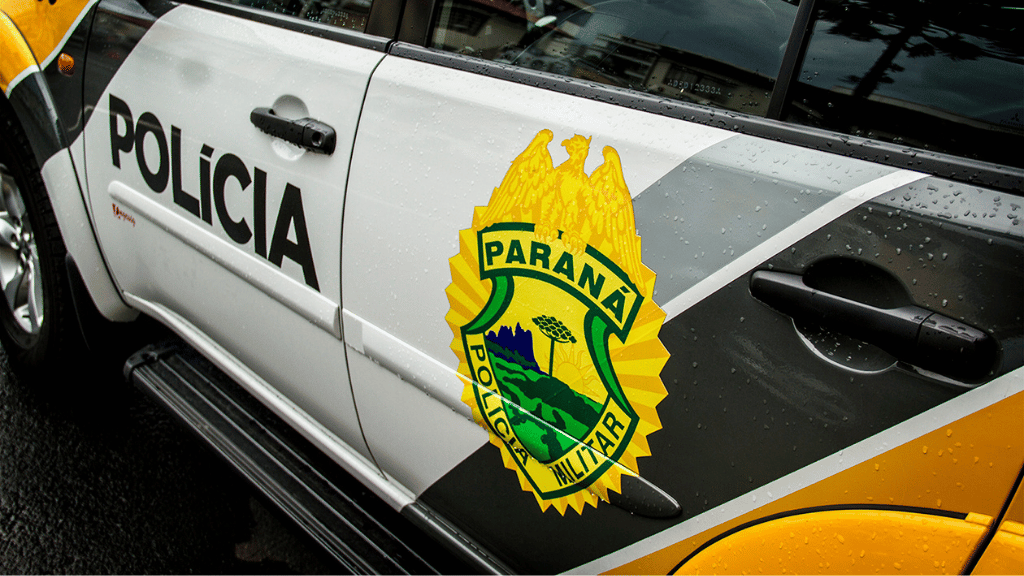 Viatura da Polícia Militar durante atendimento de ocorrência de violência doméstica em Umuarama.