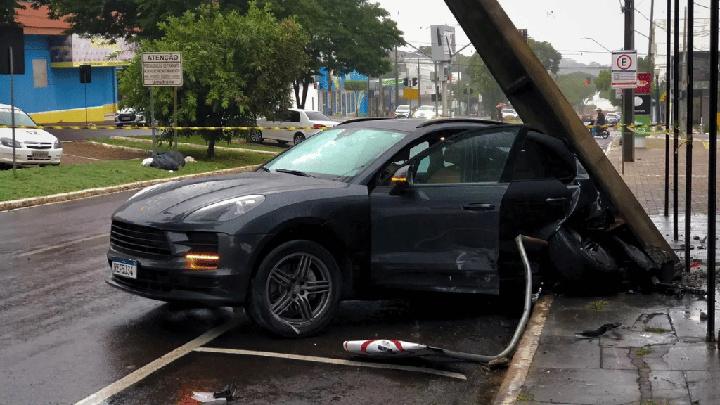 Porsche danificado sob poste após colisão no centro de Umuarama