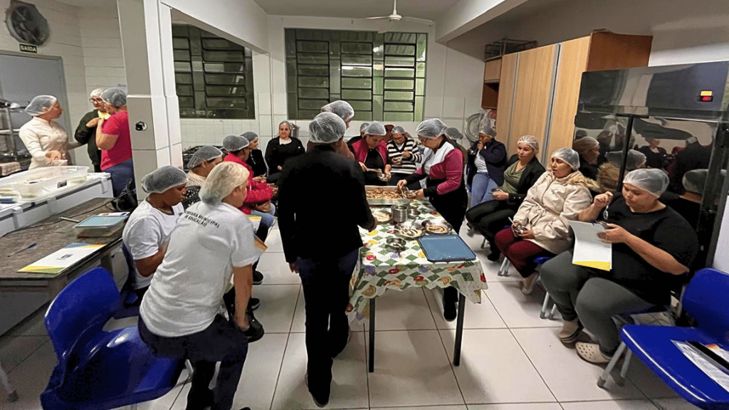 Merendeiras da rede municipal durante oficina de preparo de alimentos nutritivos em Umuarama.
