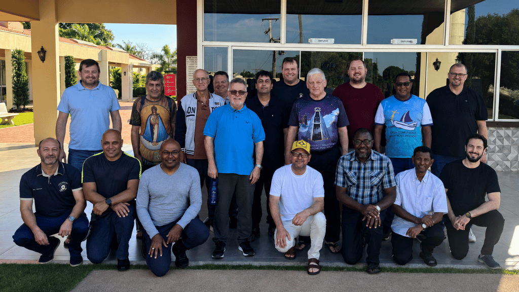 Padres reunidos durante a Formação Integral para Presbíteros realizada no Centro Diocesano de Formação, em Umuarama.