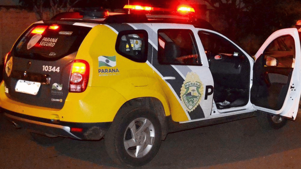 Viatura da Polícia Militar durante atendimento de ocorrência de violência doméstica em Umuarama