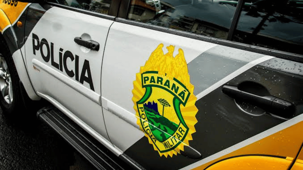 Viatura da Polícia Militar durante atendimento de ocorrência de violência doméstica em Umuarama