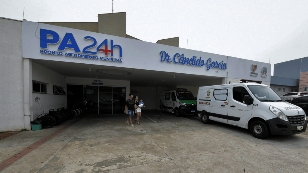 Viatura da Polícia Militar em atendimento de ocorrência no Pronto Atendimento Municipal de Umuarama.