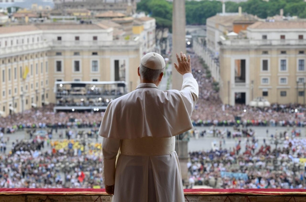 ALT da imagem destacada: Papa Leão XIV durante audiência no Vaticano antes da viagem à América Latina.