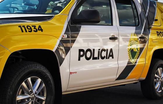 Viatura da Polícia Militar durante atendimento de ocorrência de caminhão furtado em Francisco Alves.