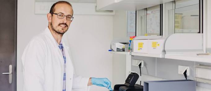 Pesquisador José Pedro Friedmann Angeli em laboratório na Universidade de Würzburg.