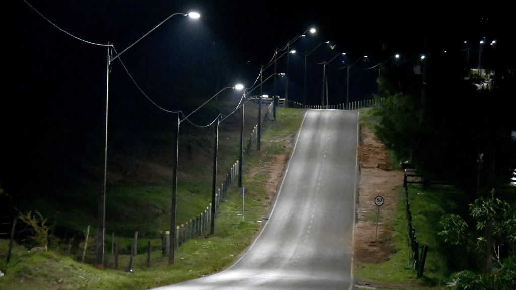 A Prefeitura de Umuarama concluiu a instalação da iluminação pública em LED na Estrada Dias, proporcionando mais segurança, eficiência energética e melhores condições de mobilidade para moradores e produtores rurais.