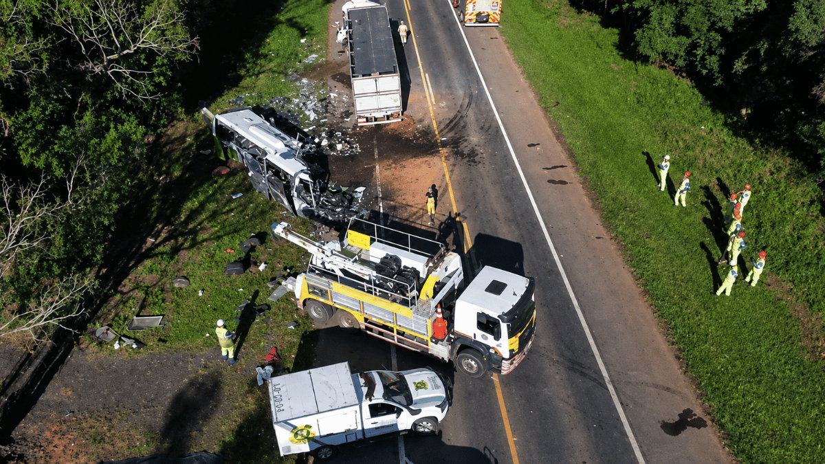Imagem aérea do local do acidente na BR-373, em Ipiranga (PR), com o micro-ônibus e a carreta envolvidos