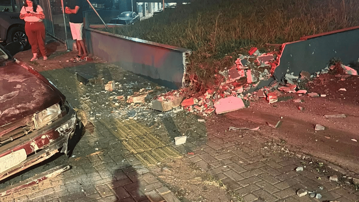 Acidente deixa motorista inconsciente na Tiradentes, em Umuarama Acidente deixa motorista inconsciente na Tiradentes, em Umuarama
