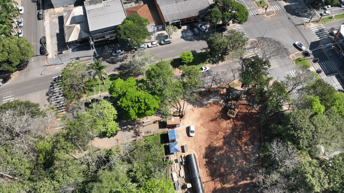 Parigot de Souza bloqueada por obra de drenagem em Umuarama