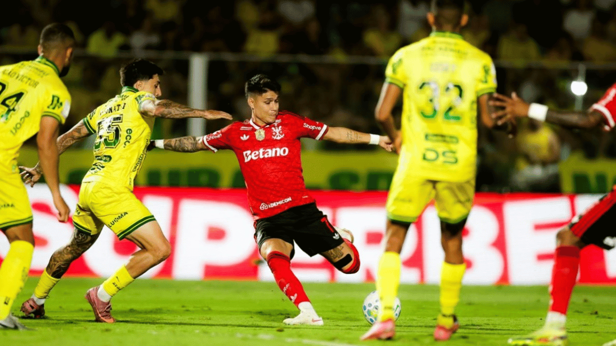 Flamengo goleia Mirassol por 5 a 1 e encosta no Palmeiras