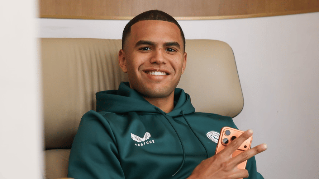 Atacante João Costa, nascido em Umuarama, posa com a camisa do Cruzeiro após ser anunciado como reforço