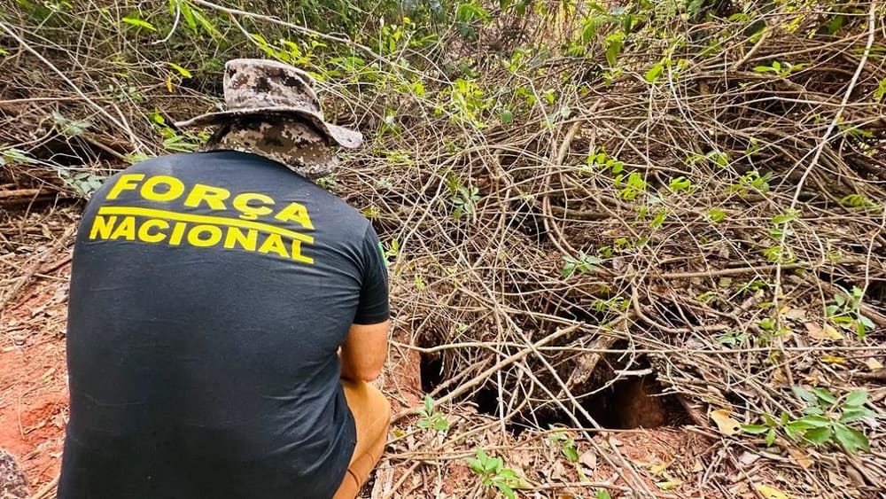 Equipe da Força Nacional durante buscas por bunkers na investigação da chacina de Icaraíma