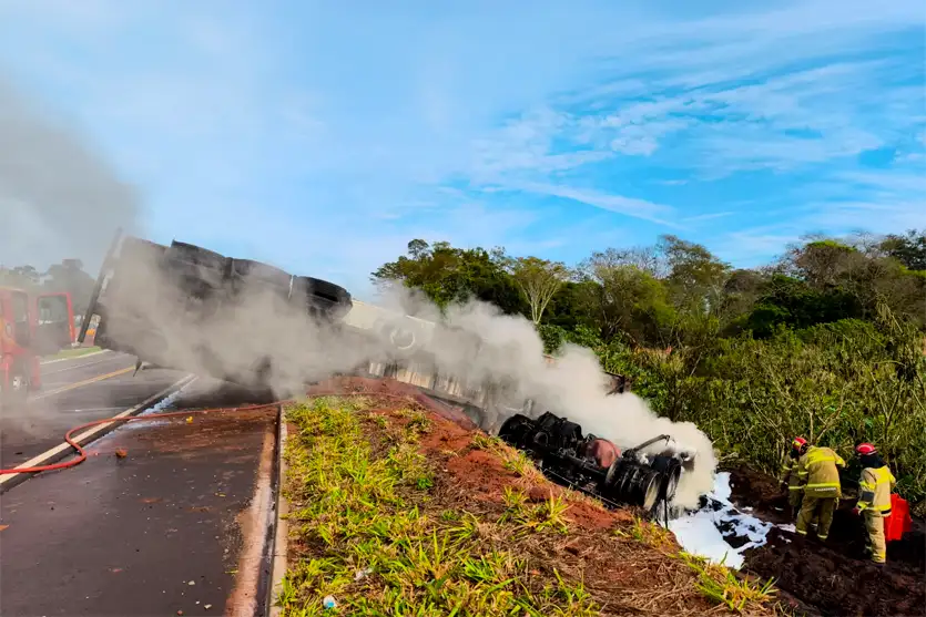Caminhoneiro morre carbonizado na BR-487 em Icaraíma
