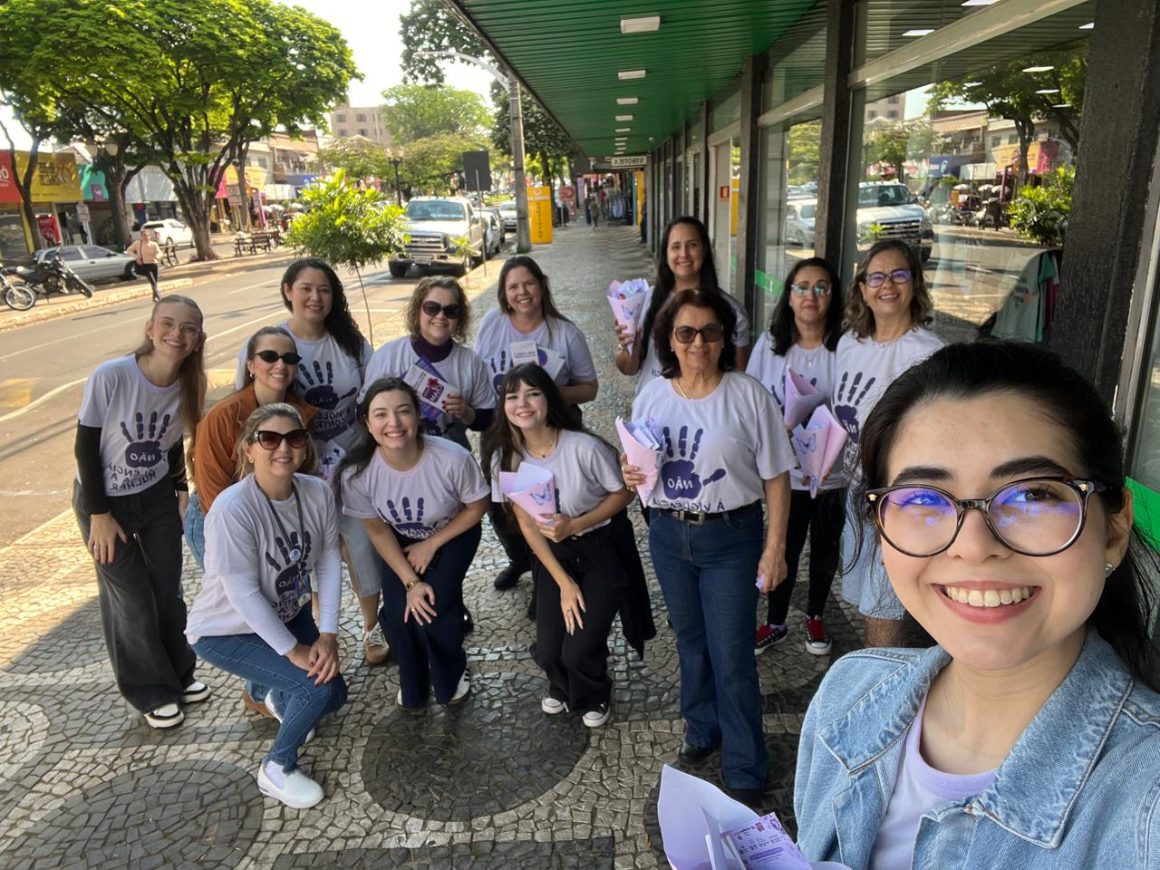Agosto Lilás orienta mulheres do comércio em Umuarama