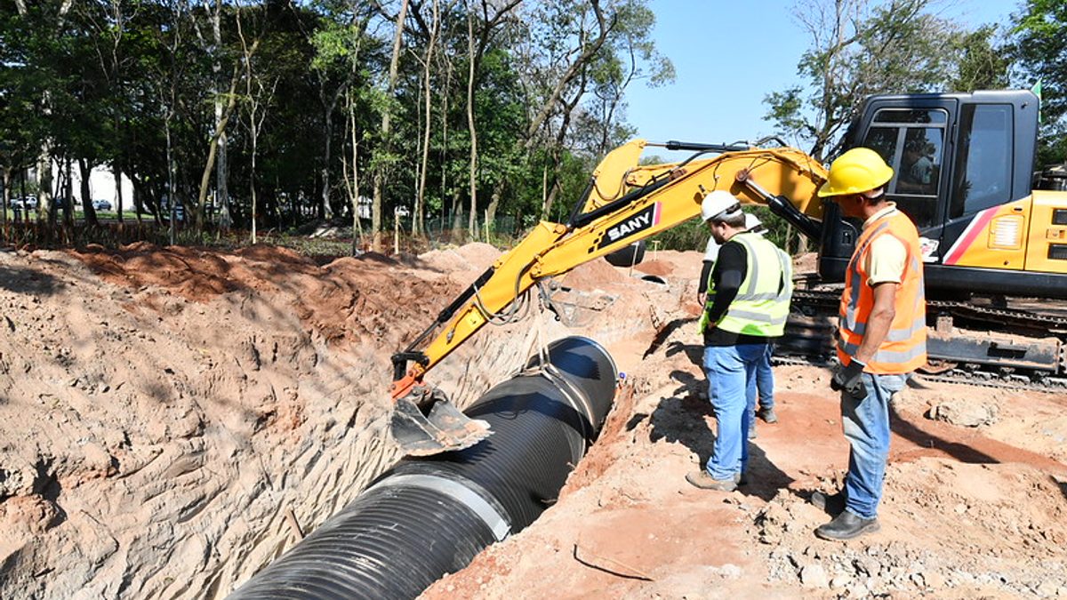 Obra de drenagem amplia interdição no centro de Umuarama