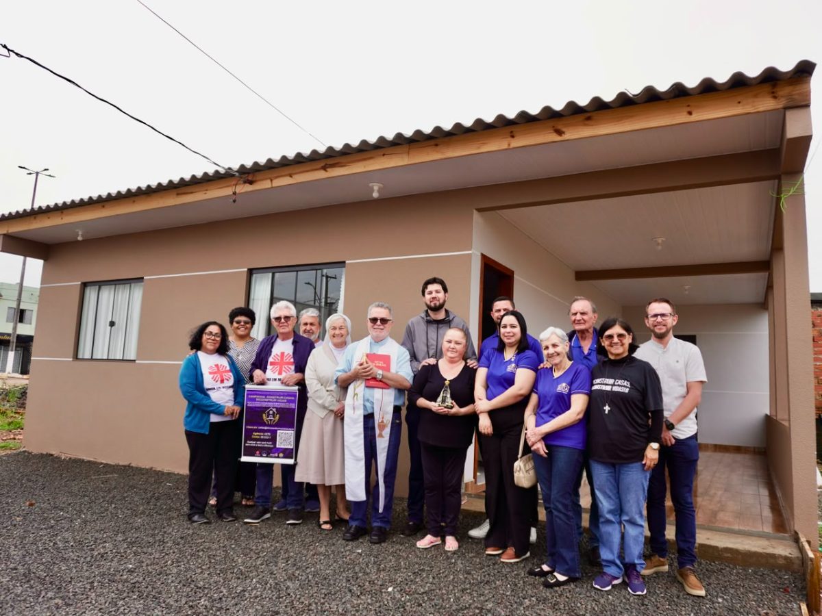 Cáritas Diocesana de Umuarama entrega casa a família