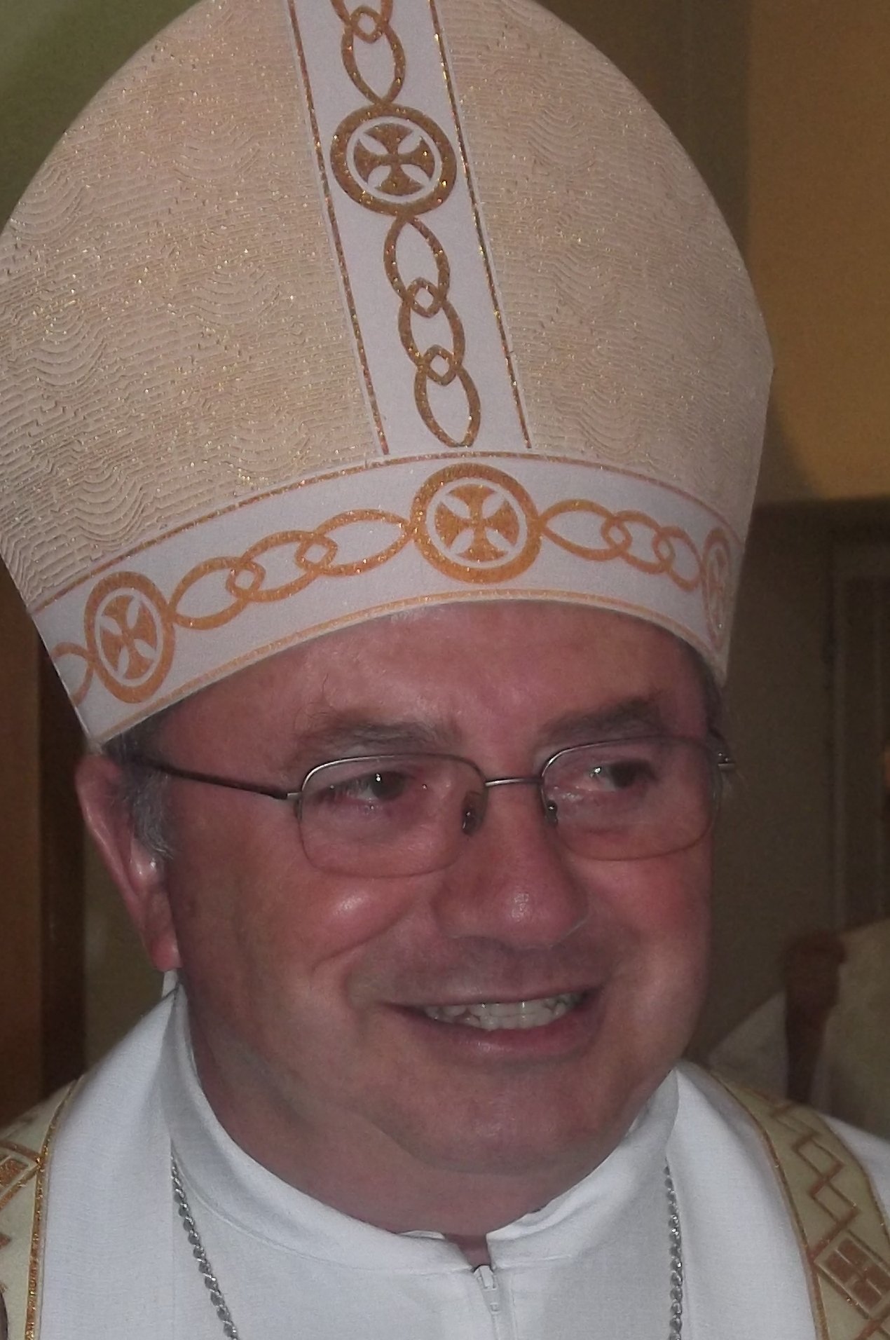 Dom Frei João Mamede Filho, bispo de Umuarama, paramentado com mitra episcopal