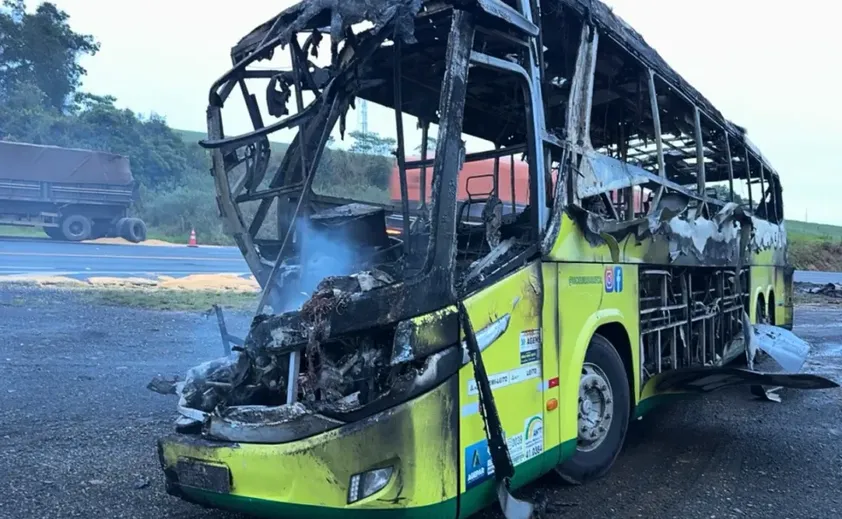 Acidente na BR-376: ônibus de Umuarama pega fogo Acidente na BR-376: ônibus de Umuarama pega fogo