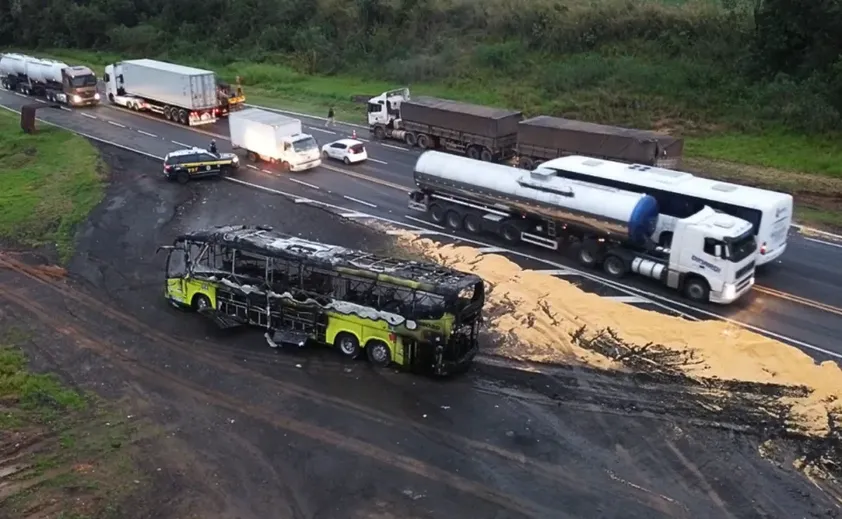Acidente na BR-376: ônibus de Umuarama pega fogo Acidente na BR-376: ônibus de Umuarama pega fogo