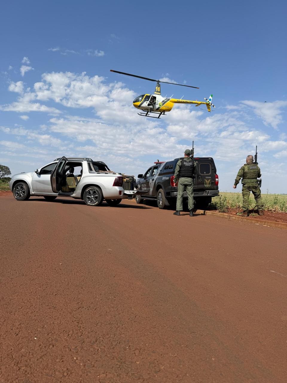 Helicóptero Falcão e viaturas do BPFron durante apreensão de drogas na região de Umuarama