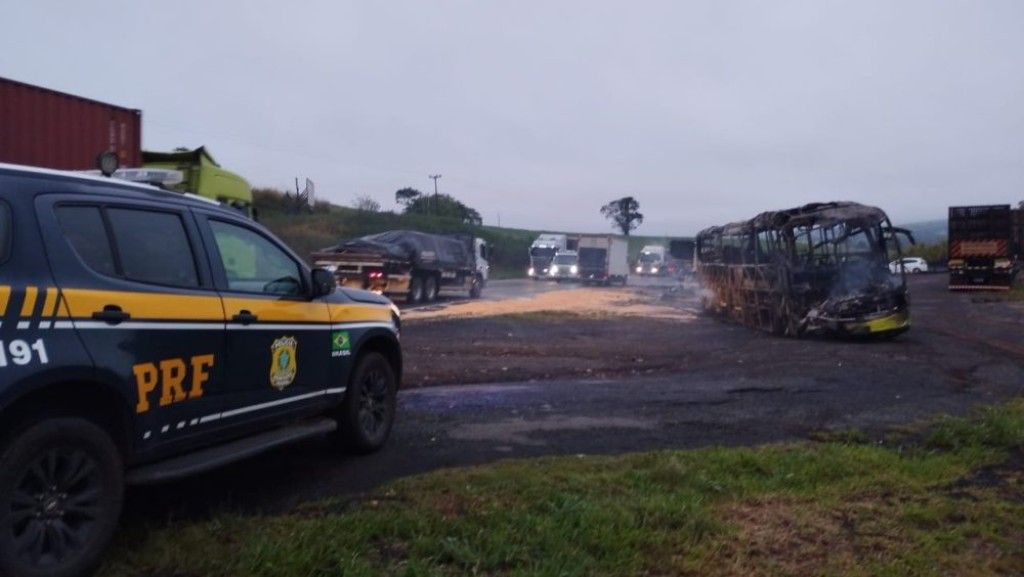 Acidente na BR-376: ônibus de Umuarama pega fogo