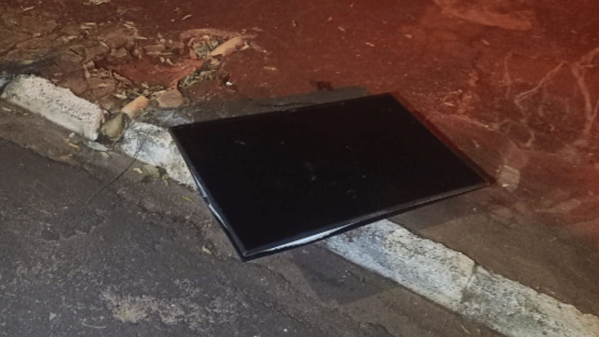 Homem joga TV de 50 polegadas na calçada durante briga de casal em Altônia