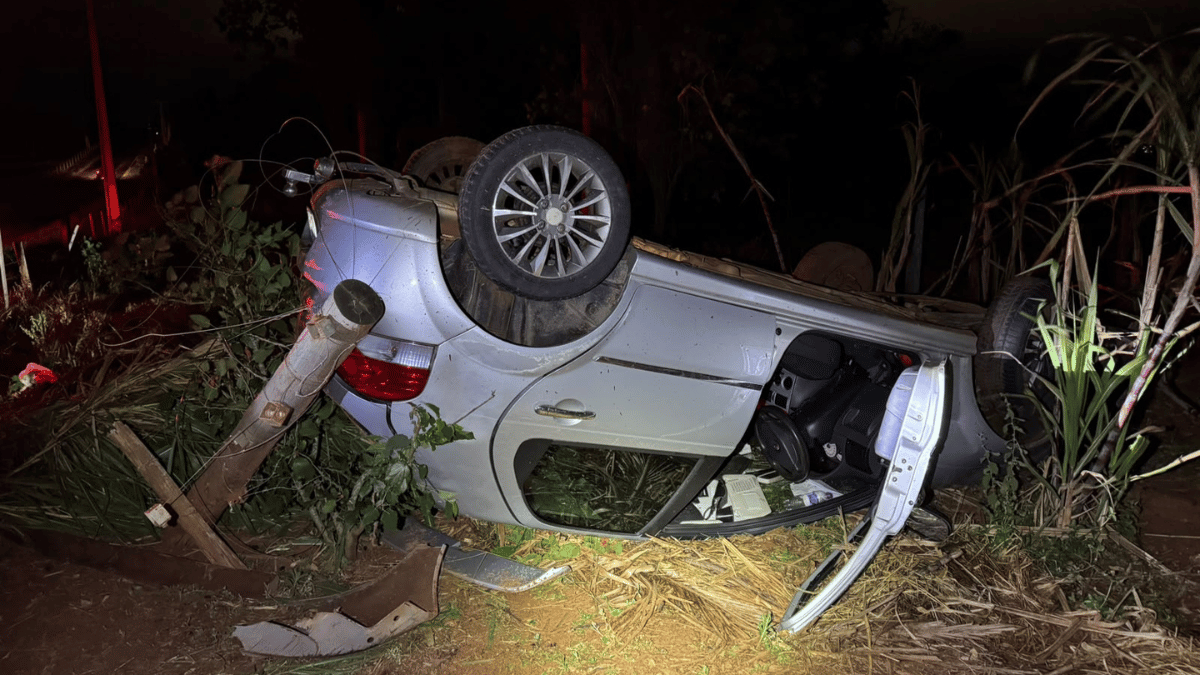 Carro capota na Estrada Canelinha após pista alagada em Umuarama