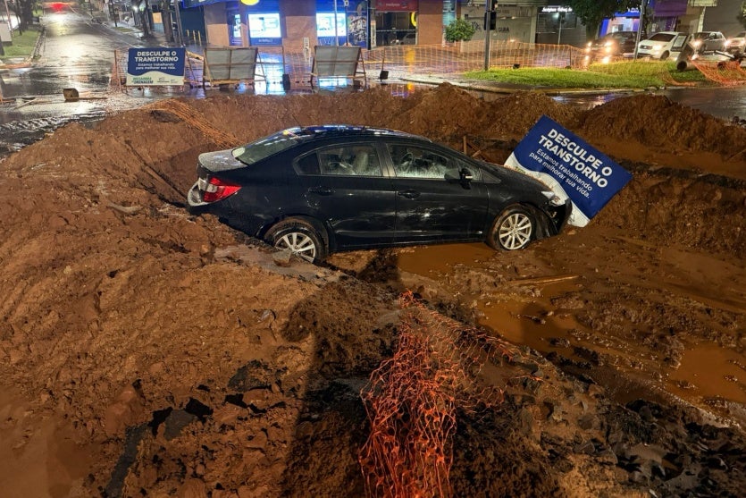 Carro cai em buraco de obra no Bosque dos Xetá