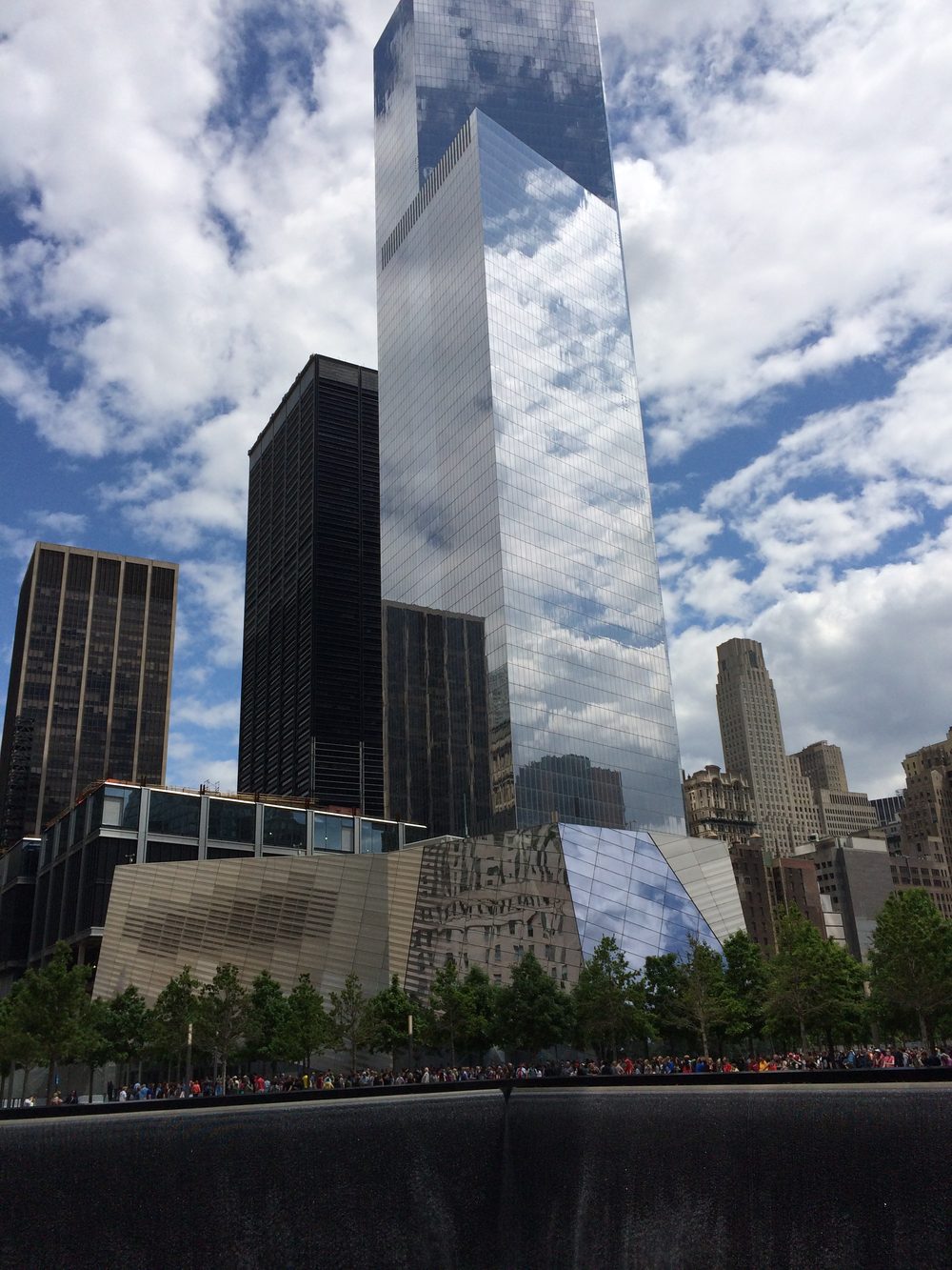 Piscina refletora do Memorial Nacional do 11 de Setembro em Nova York, com o One World Trade Center ao fundo