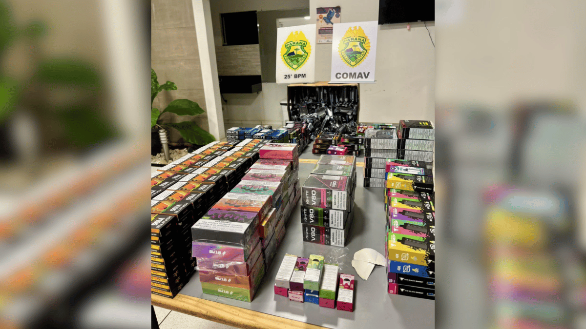 Caixas de cigarros eletrônicos e essências apreendidos pela PM em Perobal, sobre uma mesa