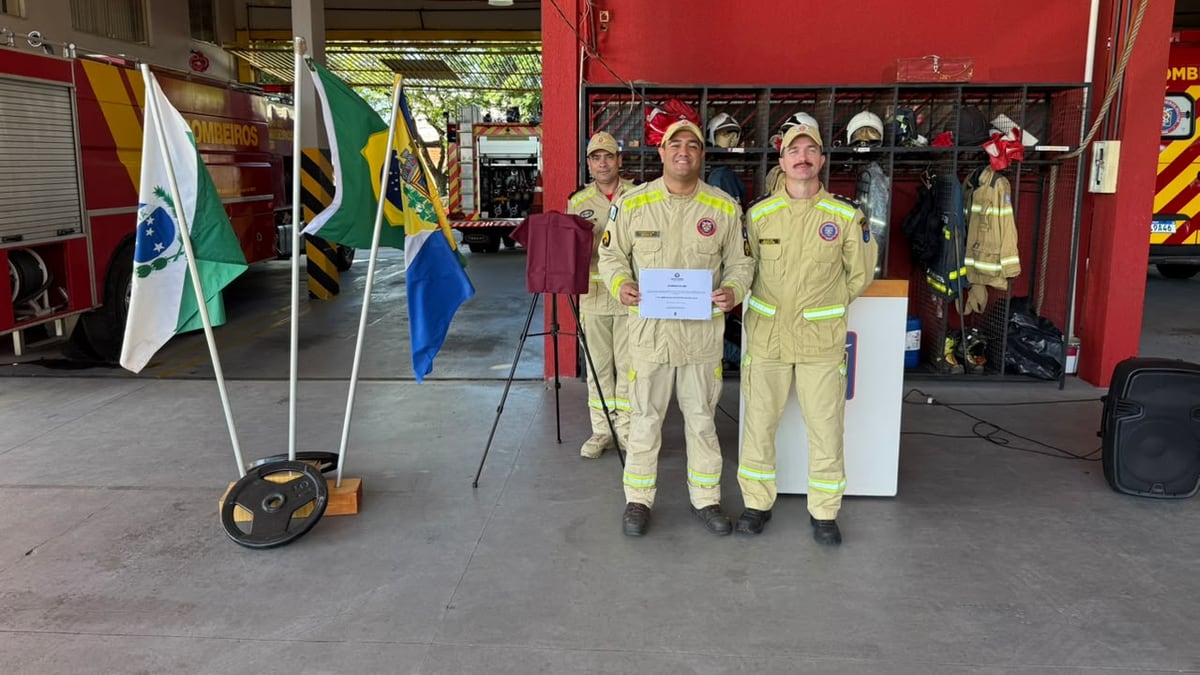 Bombeiro recebe o certificado de Bombeiro do Mês durante a cerimônia da 2ª CIBM em Umuarama