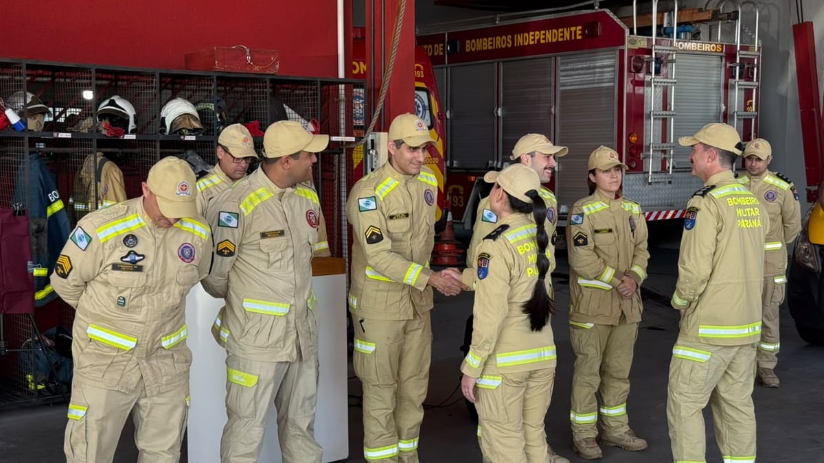 Bombeiros se cumprimentam durante a cerimônia dos 114 anos do Corpo de Bombeiros em Umuarama