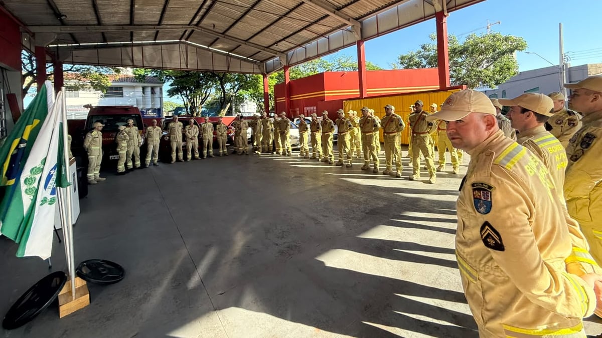 Bombeiros da 2ª CIBM em formação na sede da unidade durante a cerimônia dos 114 anos do Corpo de Bombeiros, em Umuarama