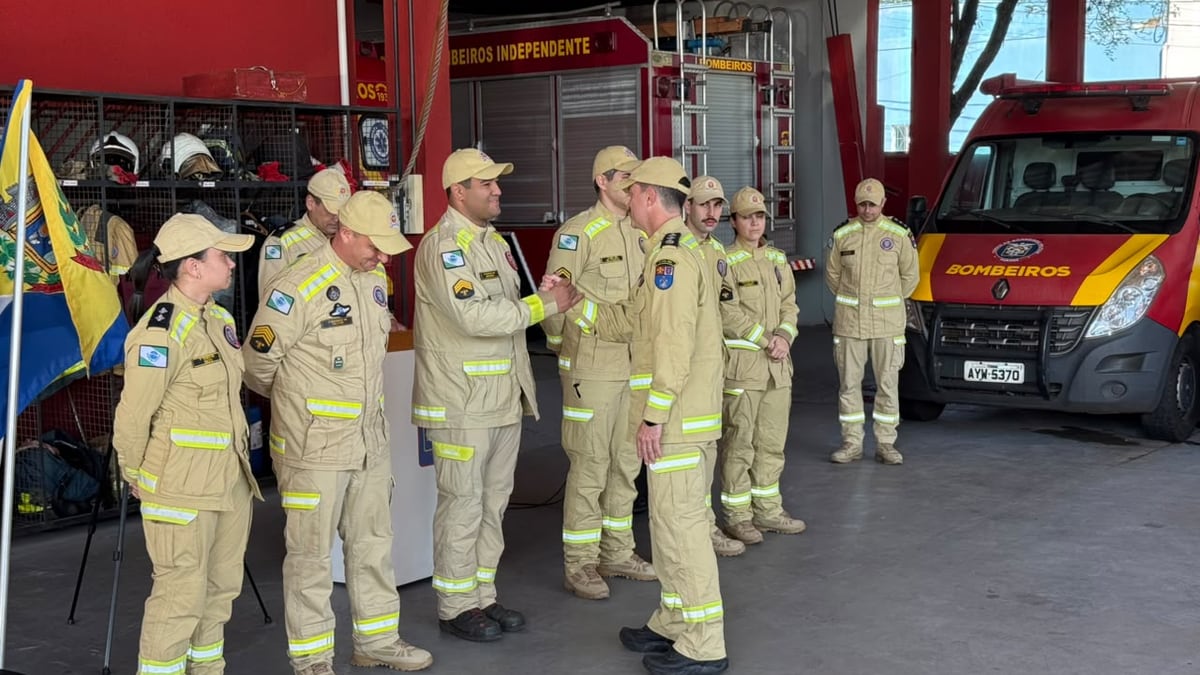 Bombeiros da 2ª CIBM em cerimônia na sede da unidade, com viatura ao fundo, em Umuarama