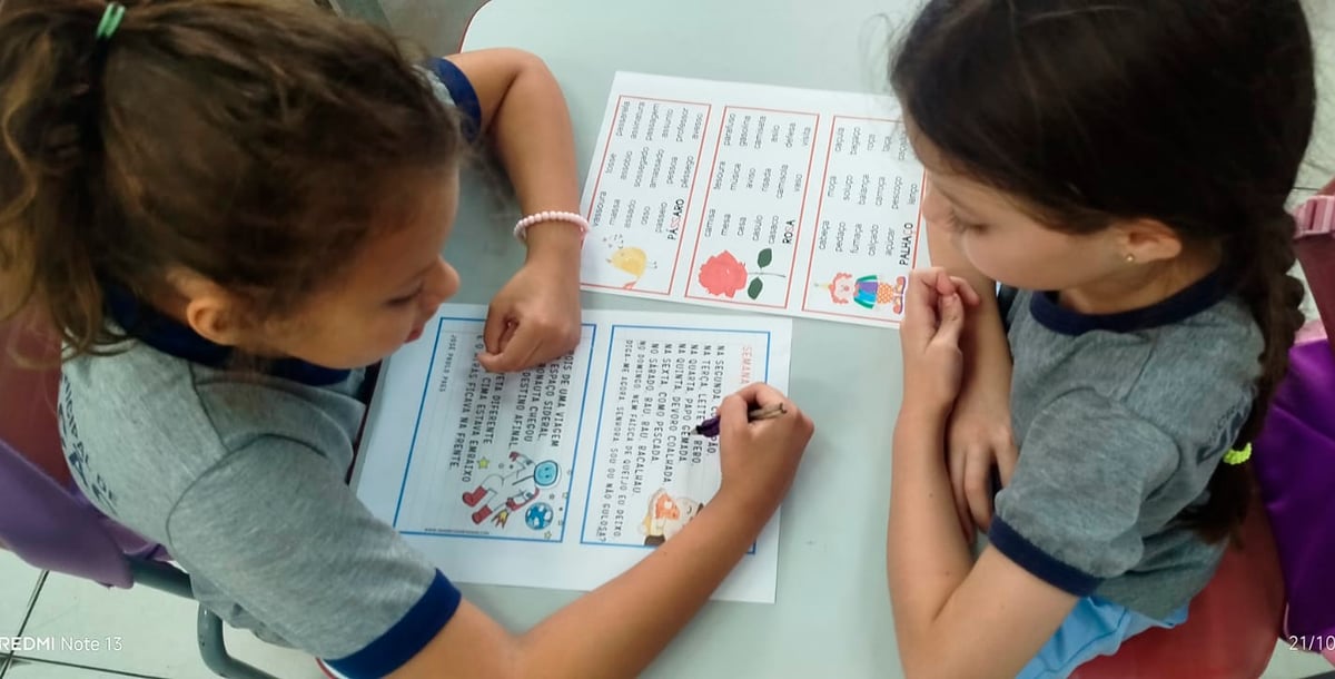 Alunos do 2º ano em atividade de leitura no Dia D da Alfabetização