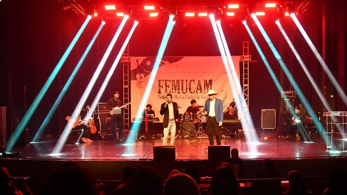 Apresentação sertaneja no palco do Femucam, no teatro do Centro Cultural Vera Schubert, em Umuarama