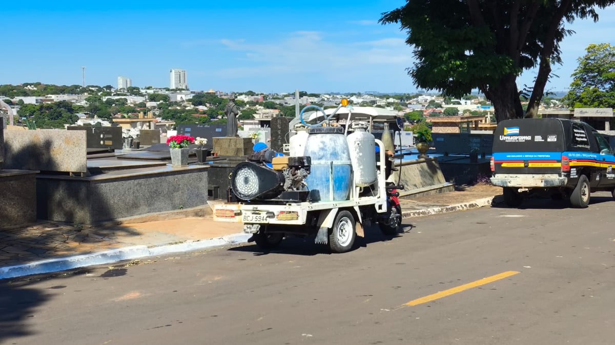 Cemitério Municipal de Umuarama em preparação para o Dia de Finados