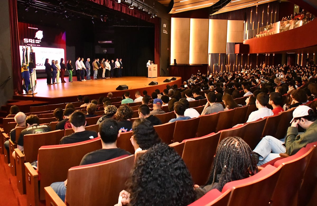 Público no Teatro Neiva Pavan durante a abertura do Inova Arenito 2026 em Umuarama